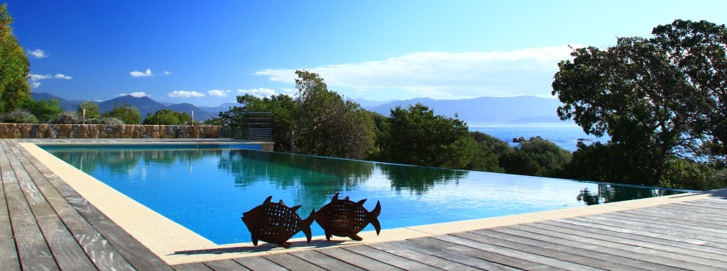 Piscine et bord de mer à Porto Pollo